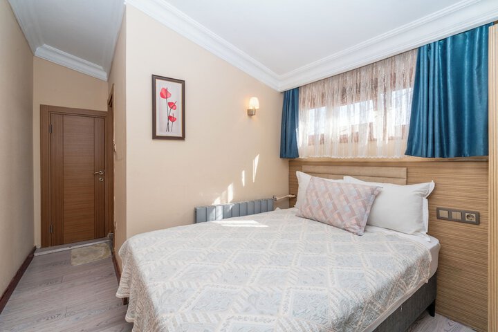 Room 9 of 28