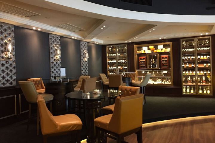 Lounge 40 of 61