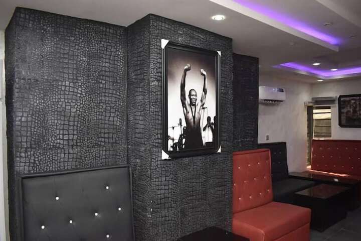 Lounge 38 of 40