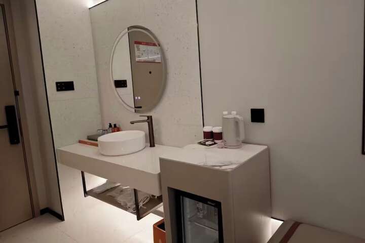 Room 7 of 29