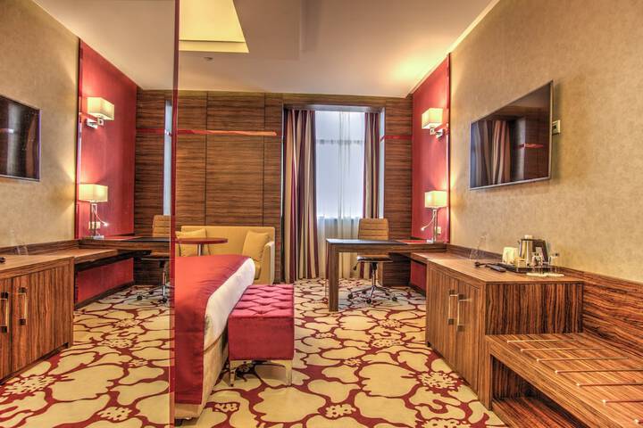 Room 32 of 93