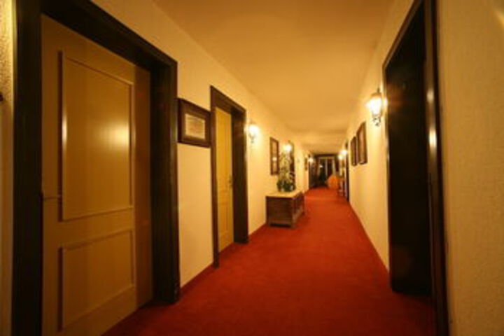 Ballroom/Hall 82 of 106