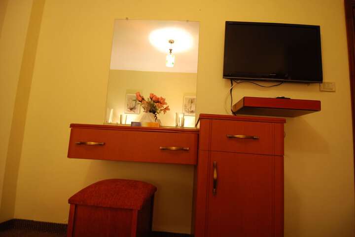 Room 11 of 17
