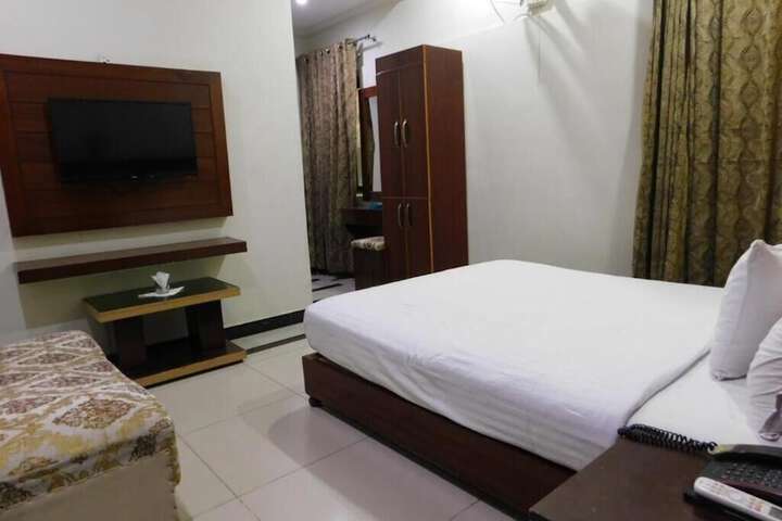 Room 28 of 67