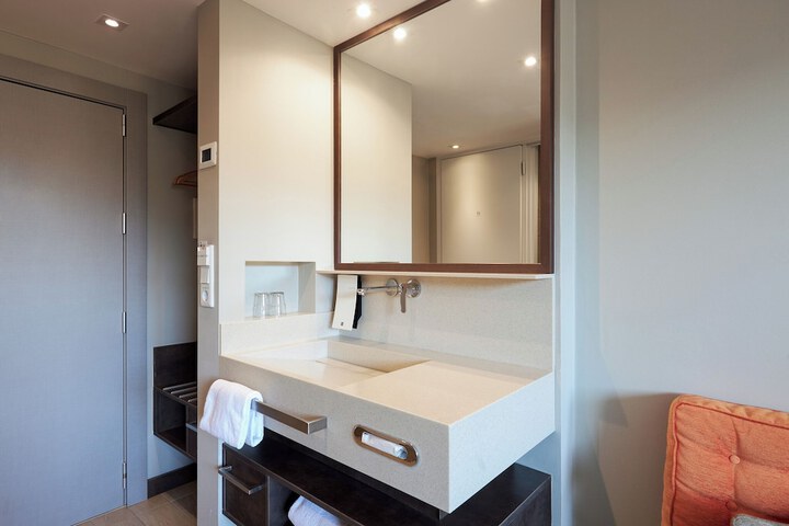 Room 53 of 75