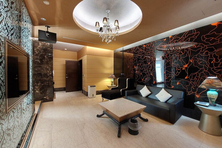Room 32 of 69