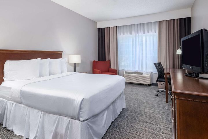 1 Queen Bed Accessible (3 of 7)