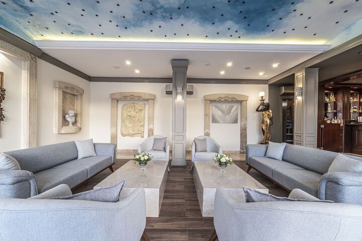 Lounge 121 of 150