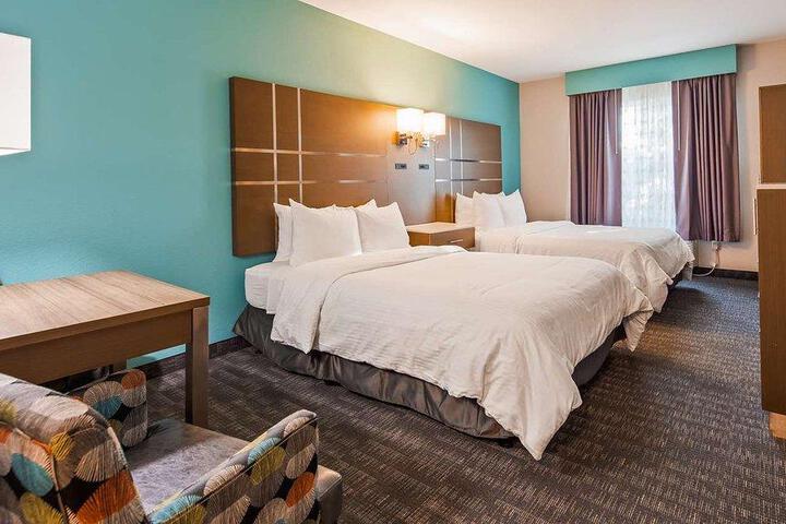 2 Queen Beds Microwave and Refrigerator WiFi Full Breakfast (1 of 10)