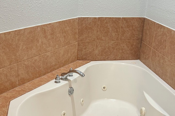 1 King Bed - Free WiFi, Microwave, Refrigerator, Coffeemaker Free Continental Breakfast (18 of 18)