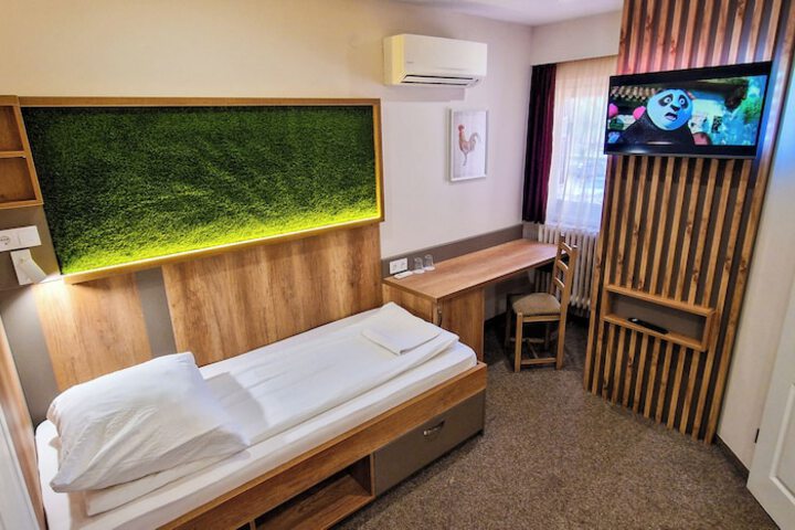 Room 10 of 79
