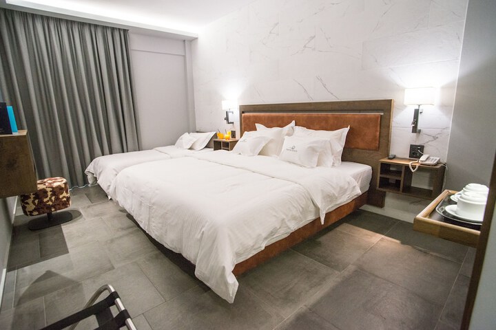 Room 13 of 76