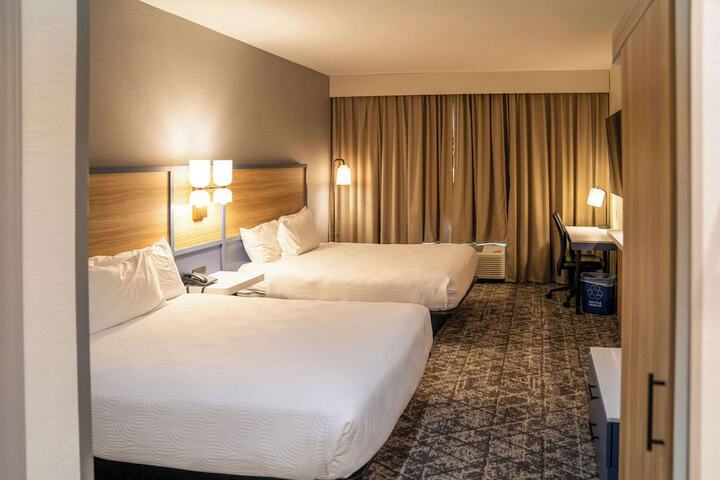 1 Queen Bed (5 of 5)