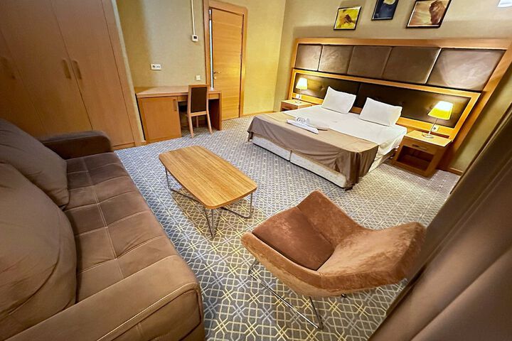 Room 32 of 53