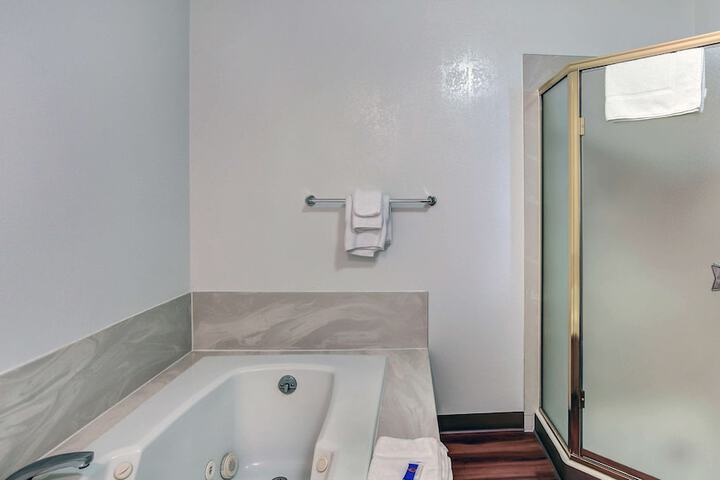 Jetted tub