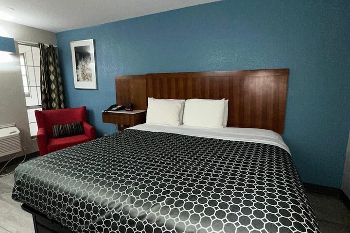 1 King Bed (3 of 20)