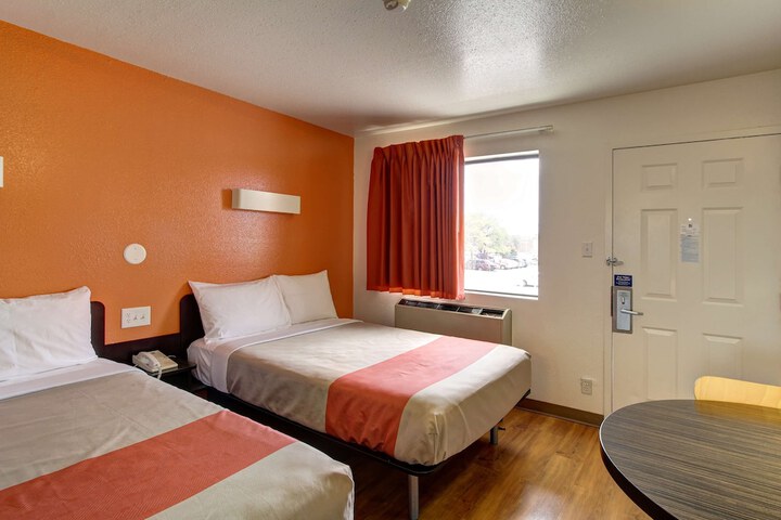 Deluxe Room 2 Double Beds Refrigerator, Microwave (4 of 4)
