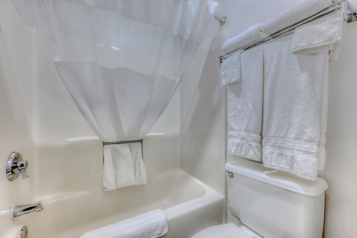 2 Queen Beds (14 of 14)