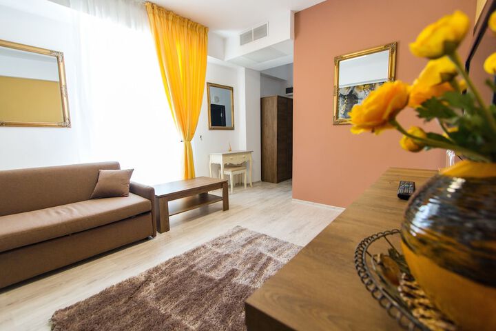 Lounge 129 of 136