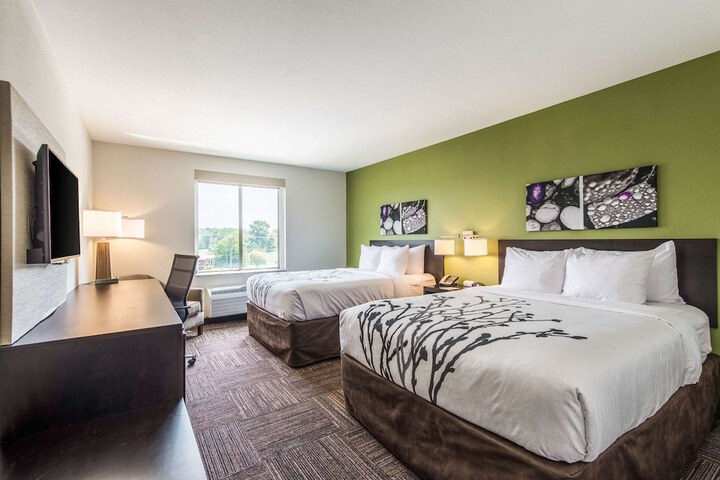 2 Queen Beds (7 of 10)