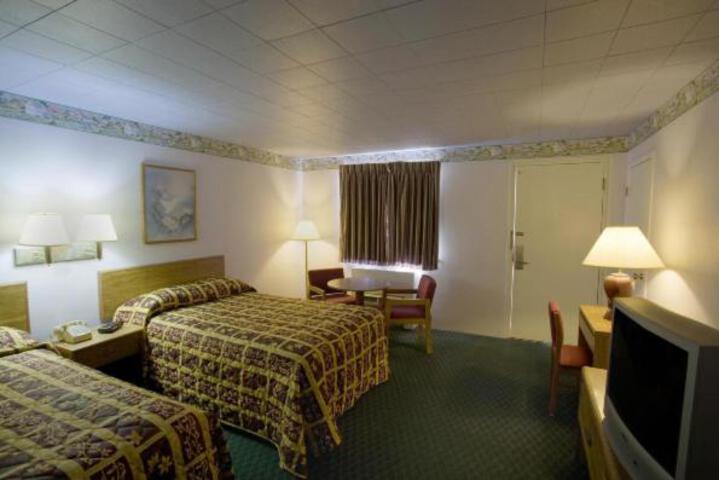 1 Queen Bed (2 of 8)