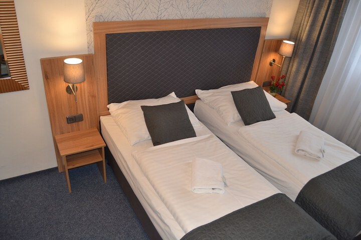 Room 4 of 28