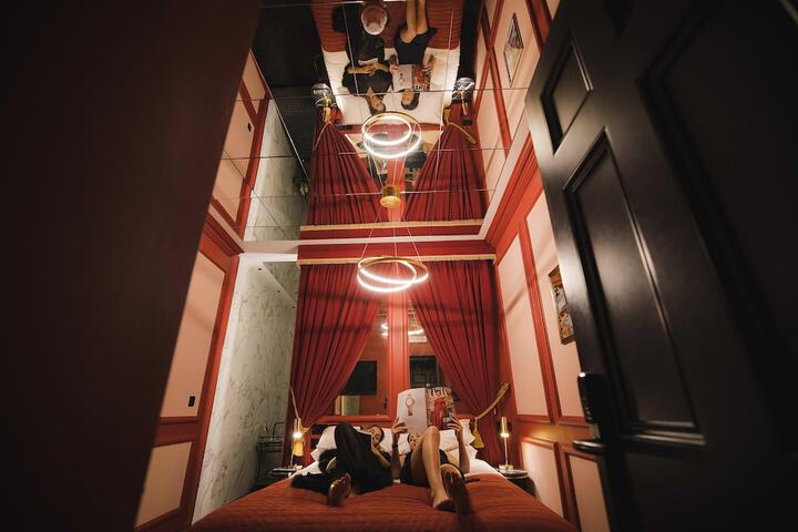 Room 8 of 84