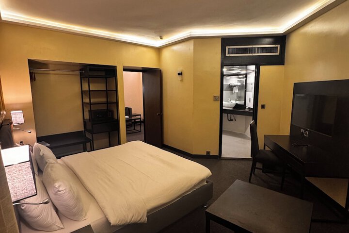 Room 11 of 48