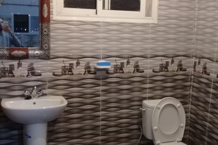 Room 6 of 8