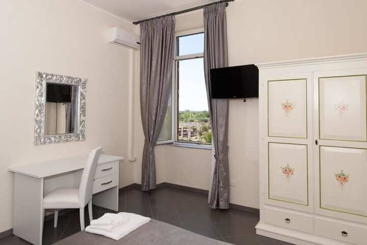 Room 6 of 48