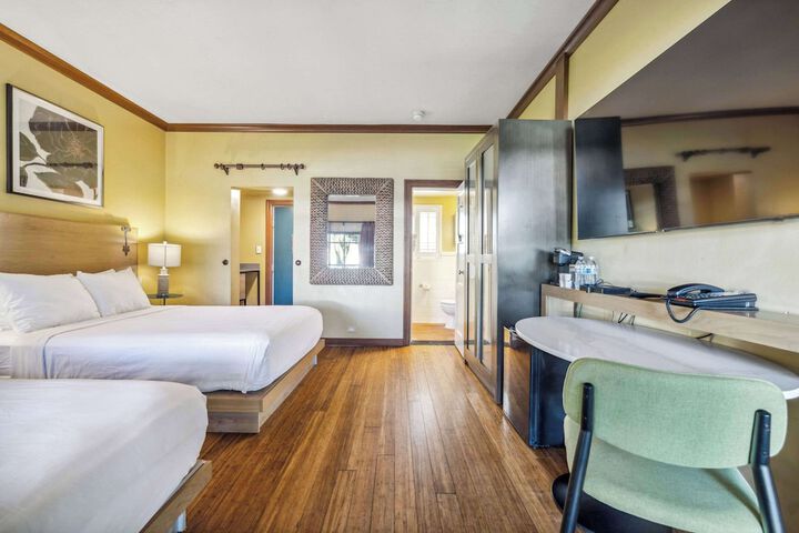 2 Queen Beds (7 of 16)