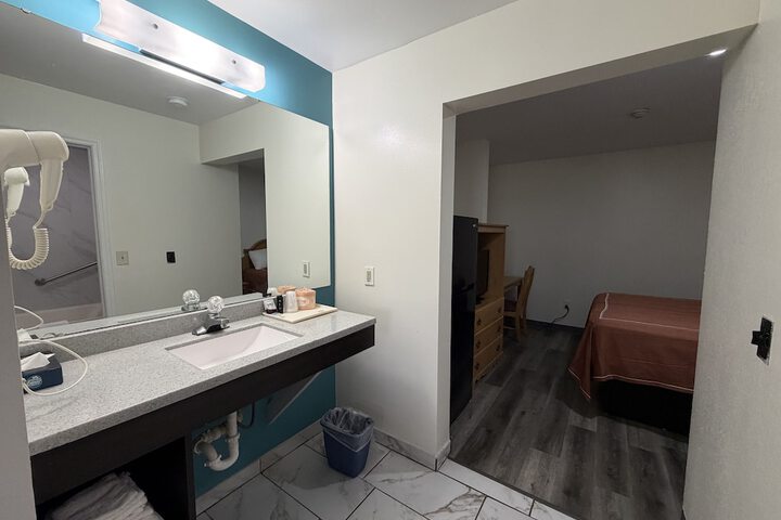 Room 27 of 28
