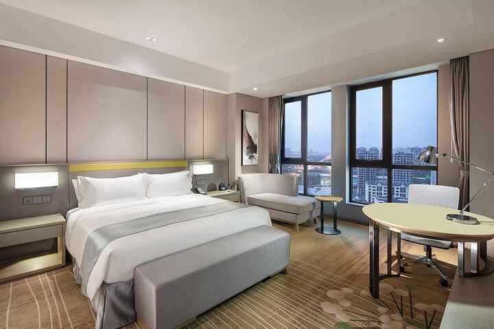 Room 10 of 42