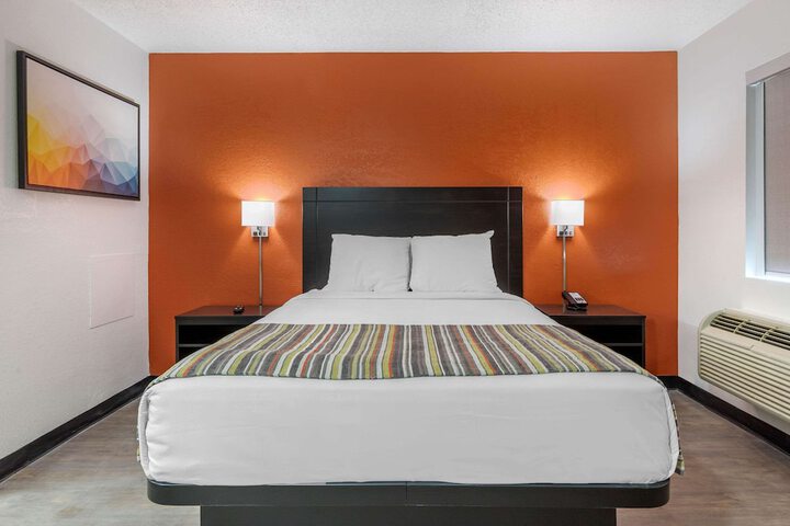 1 Queen Bed (31 of 34)