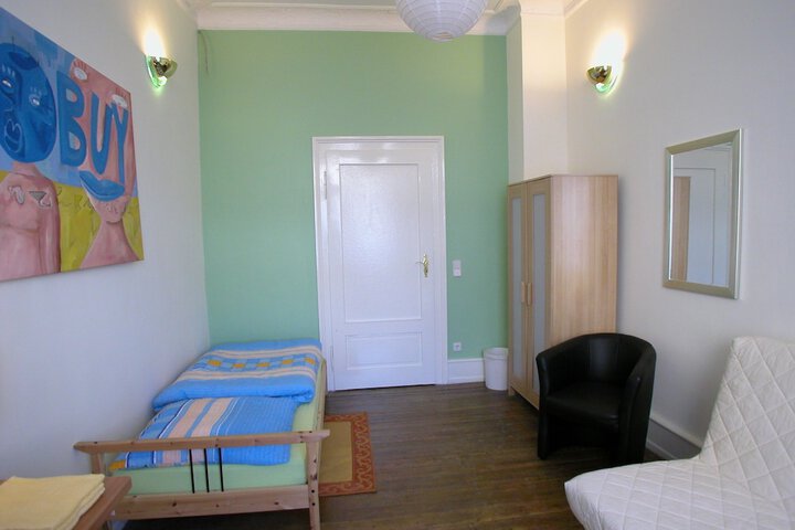 Room 6 of 12