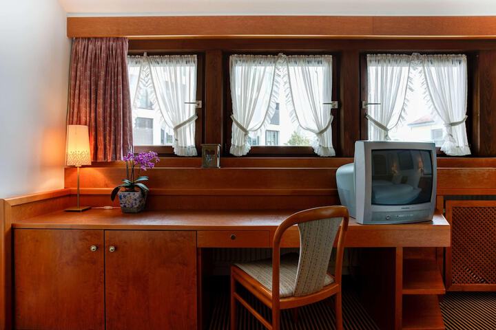 Room 32 of 75