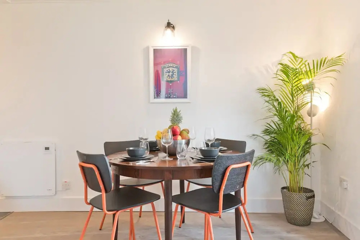 Dining 16 of 17
