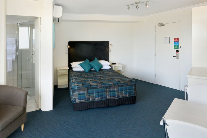 Room 2 of 62