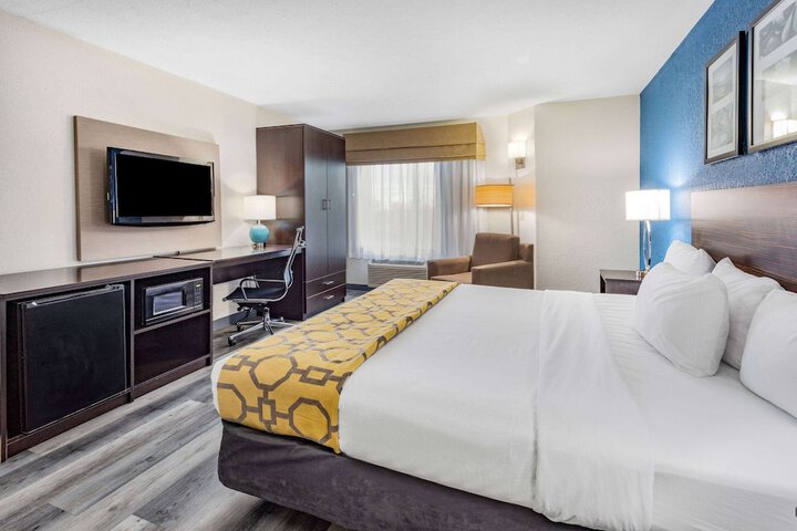 1 King Bed (4 of 12)