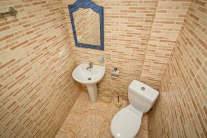 Room 8 of 93