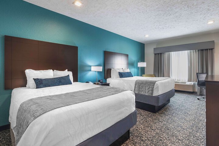 2 Queen Beds Pillow Top Mattress Flat Screen Television Microwave and Refrigerator Full Breakfast (2 of 15)