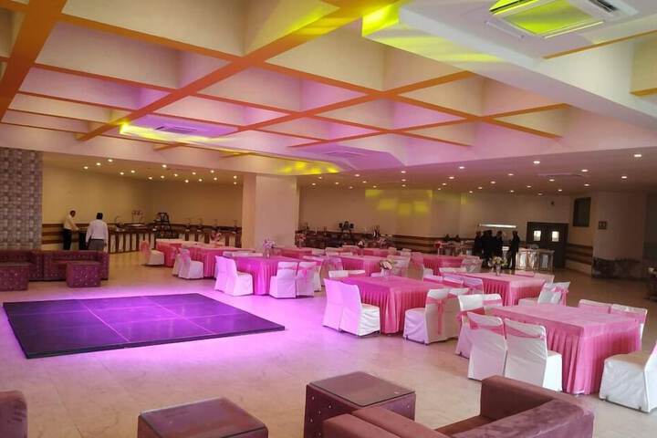 Ballroom/Hall 17 of 19