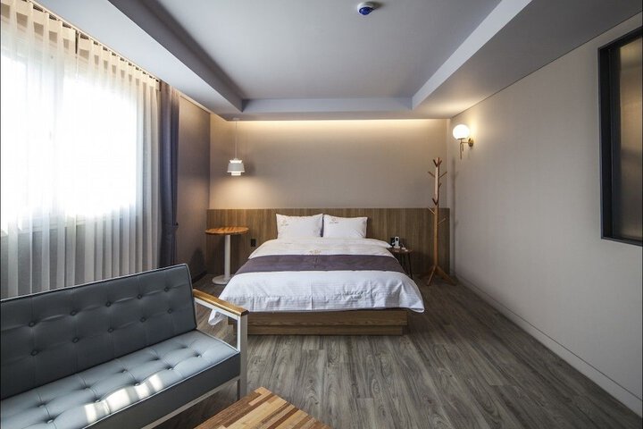 Room 10 of 107