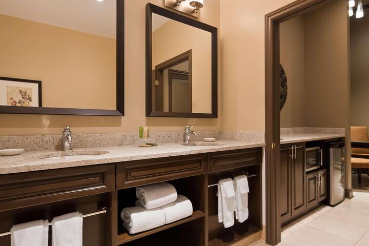 Suite 1 King Bed Second Floor Jetted Tub Fireplace Living Area Microwave and Refrigerator Full Breakfast (1 of 11)