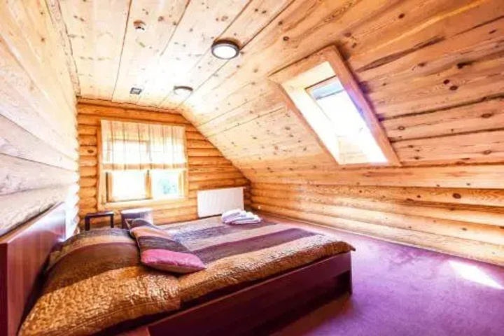 Room 4 of 9