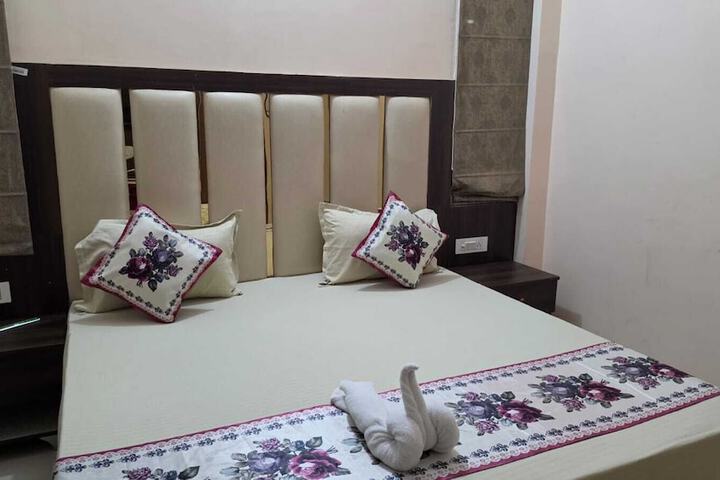 Room 3 of 8