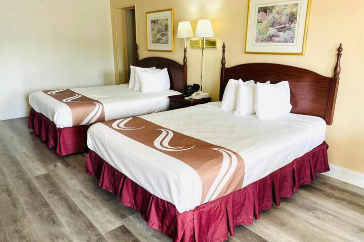 2 Queen Beds (5 of 5)