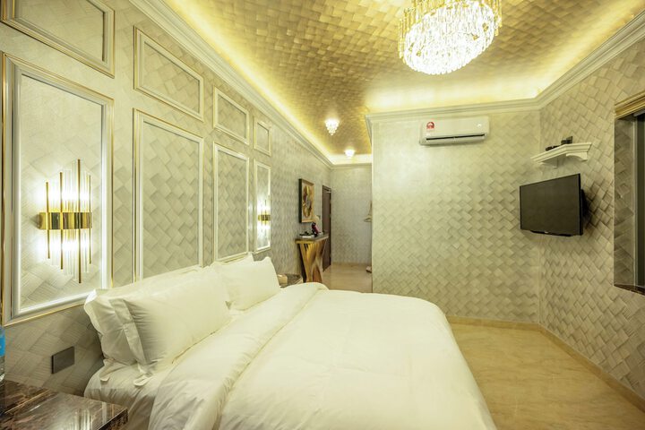 Room 2 of 285