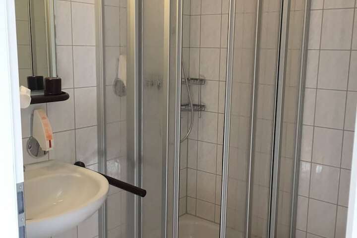 Room 17 of 28