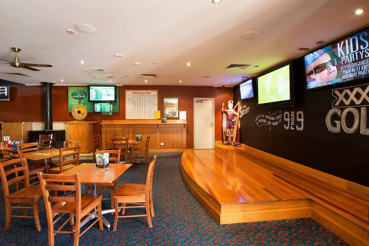 Lounge 54 of 63